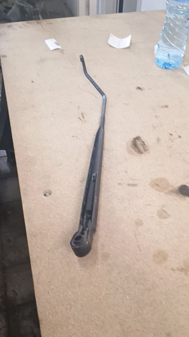 BRAZO LIMPIA DELANTERO IZQUIERDO