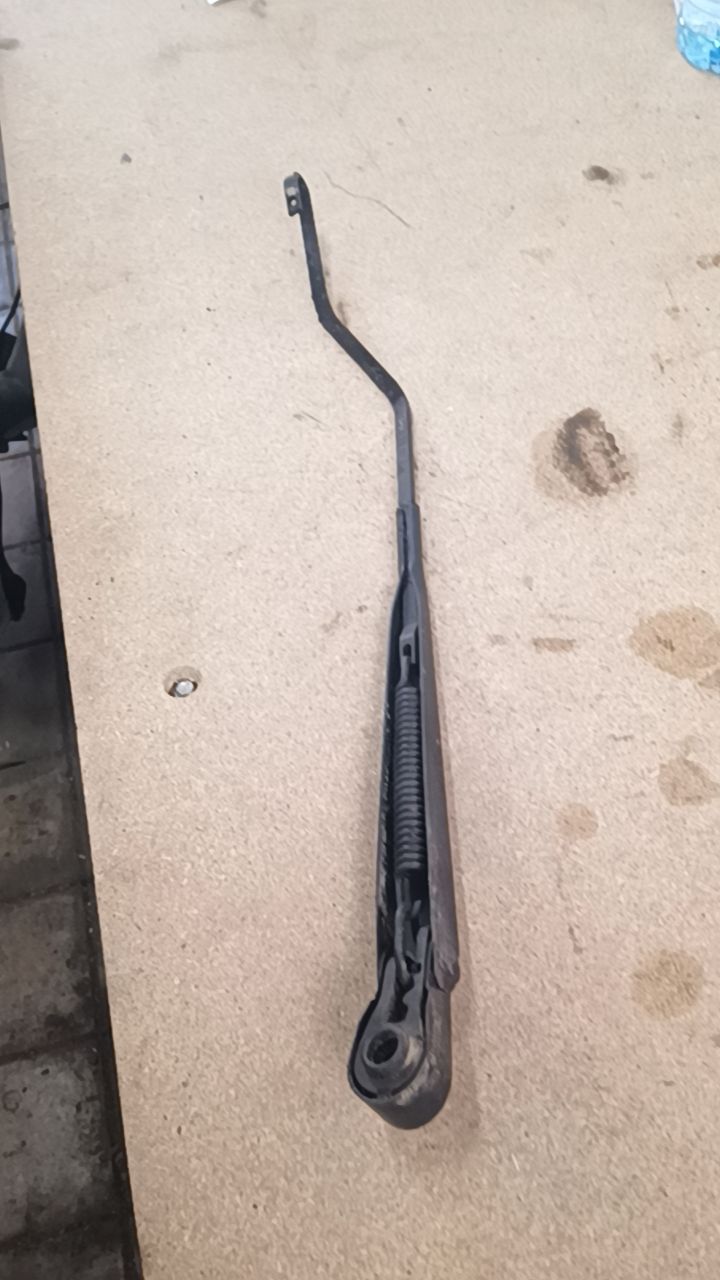 BRAZO LIMPIA DELANTERO DERECHO