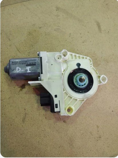 MOTOR ELEVALUNAS DELANTERO IZQUIERDO Audi Q7 (4L)