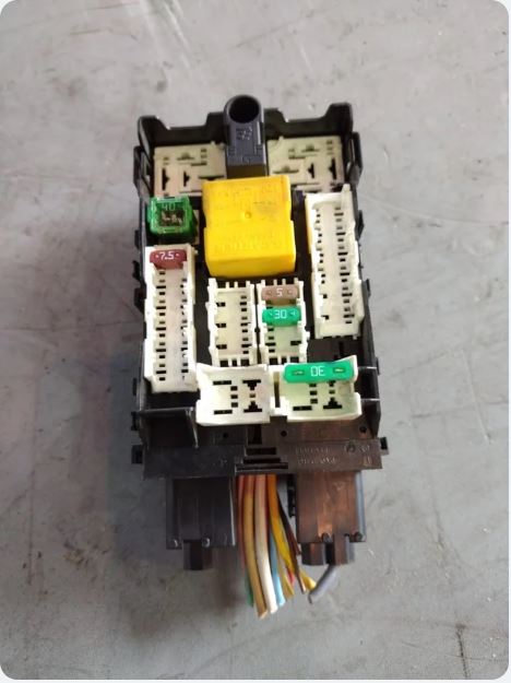 CAJA RELES / FUSIBLES Citroen C4 Berlina