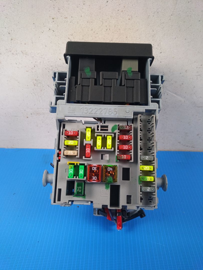 CAJA RELES / FUSIBLES