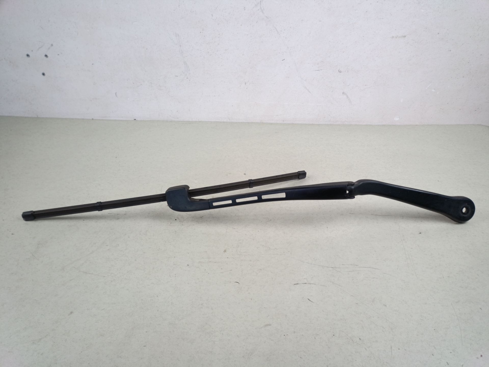 BRAZO LIMPIA DELANTERO IZQUIERDO