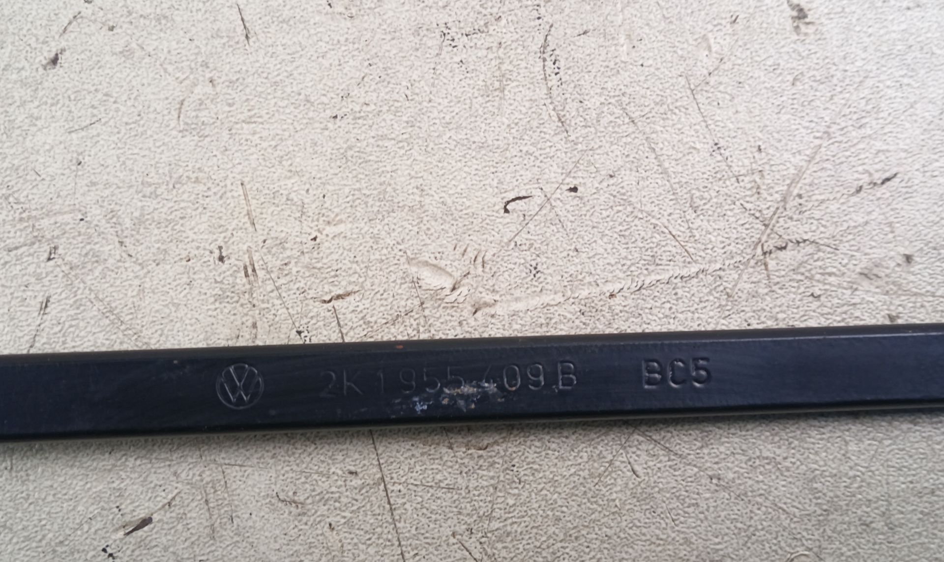 BRAZO LIMPIA DELANTERO IZQUIERDO
