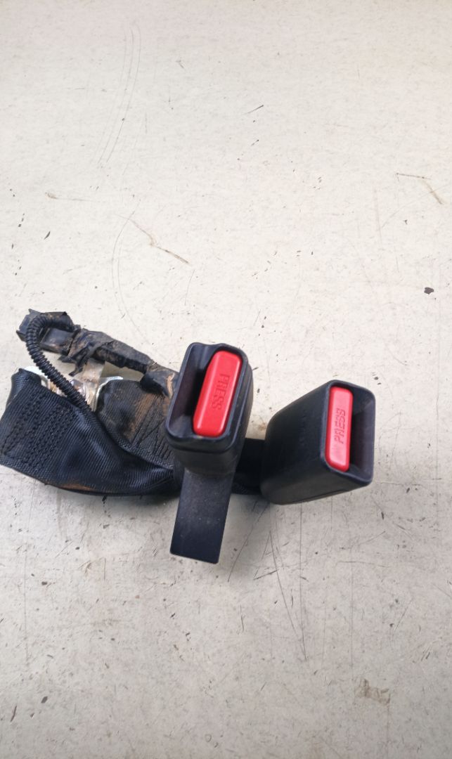 ENGANCHE CINTURON TRASERO CENTRAL Toyota Auris (E18)