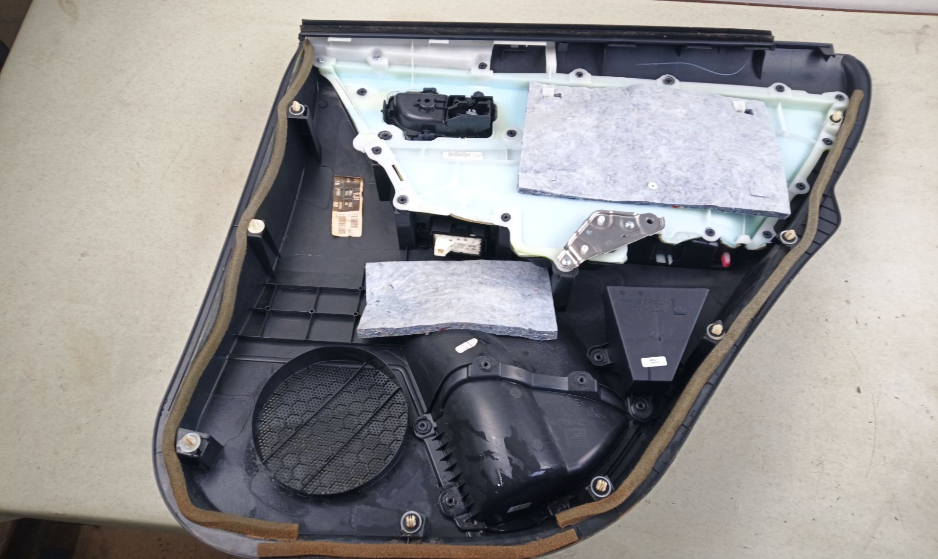 GUARNECIDO PUERTA TRASERA IZQUIERDA Toyota Auris (E18)