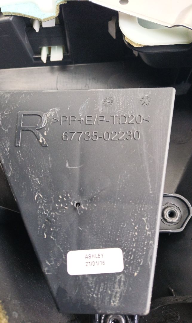 GUARNECIDO PUERTA TRASERA DERECHA Toyota Auris (E18)