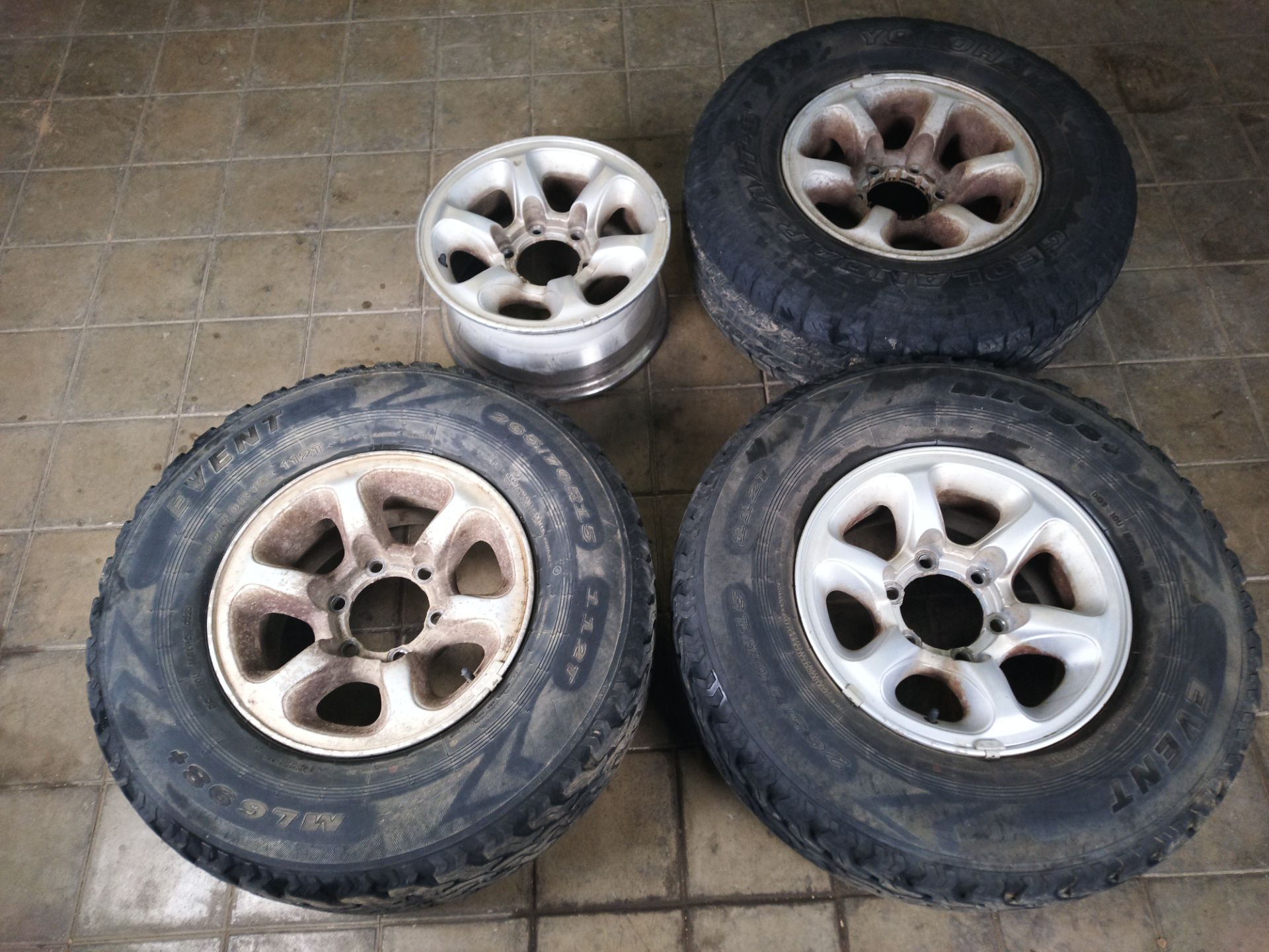 JUEGO LLANTAS Mitsubishi Montero (V20/V40)