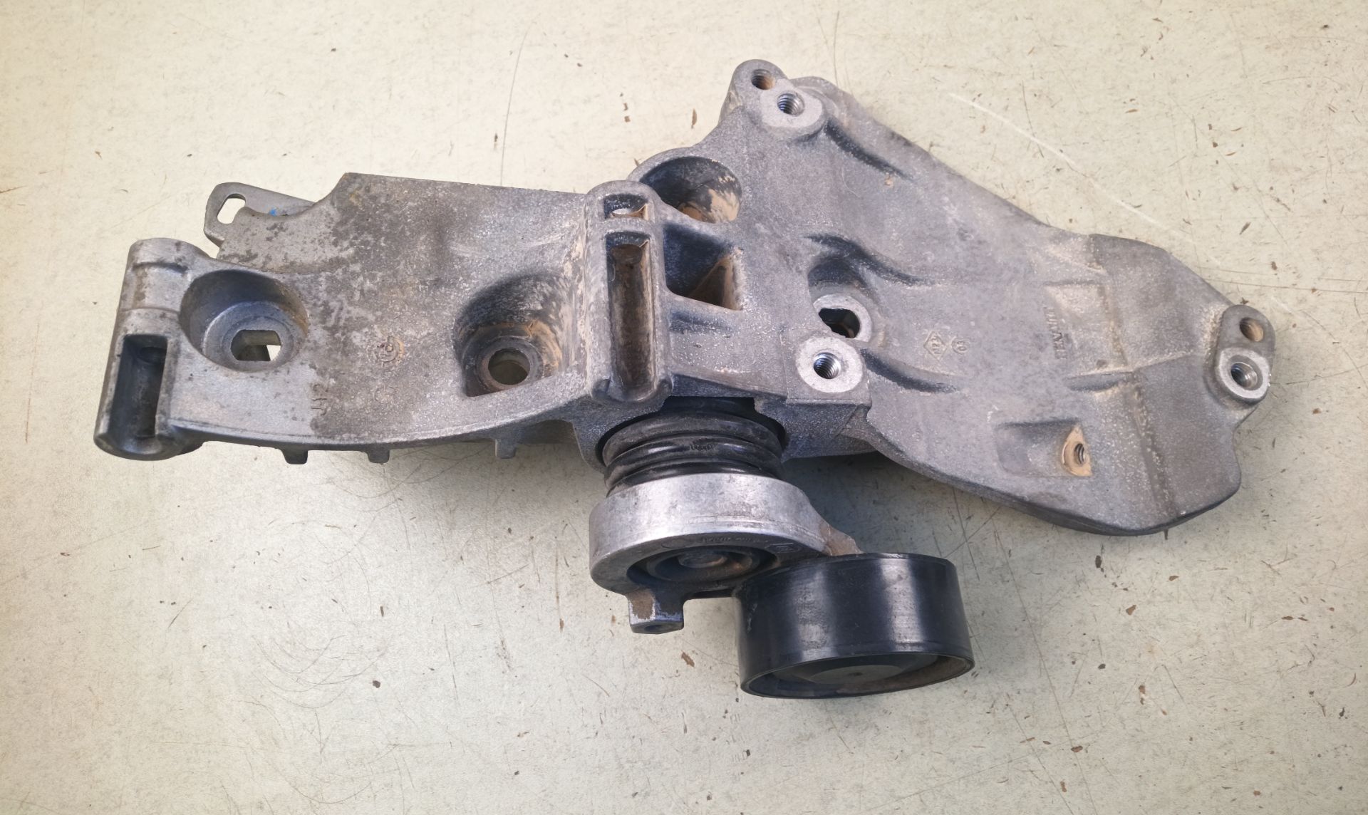 SOPORTE ALTERNADOR Renault Megane IV Berlina 5P