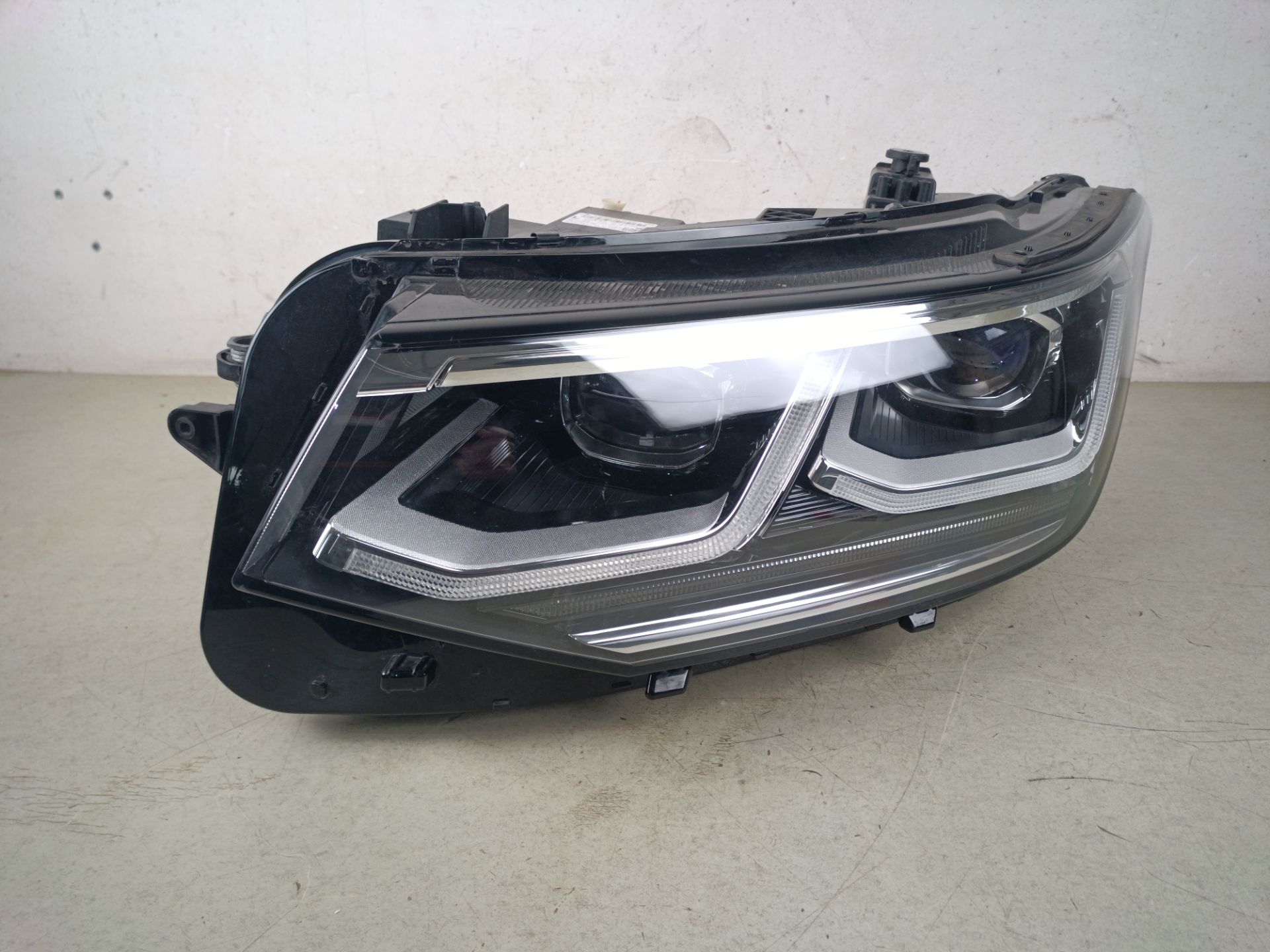 FARO IZQUIERDO Volkswagen Tiguan (AD1)