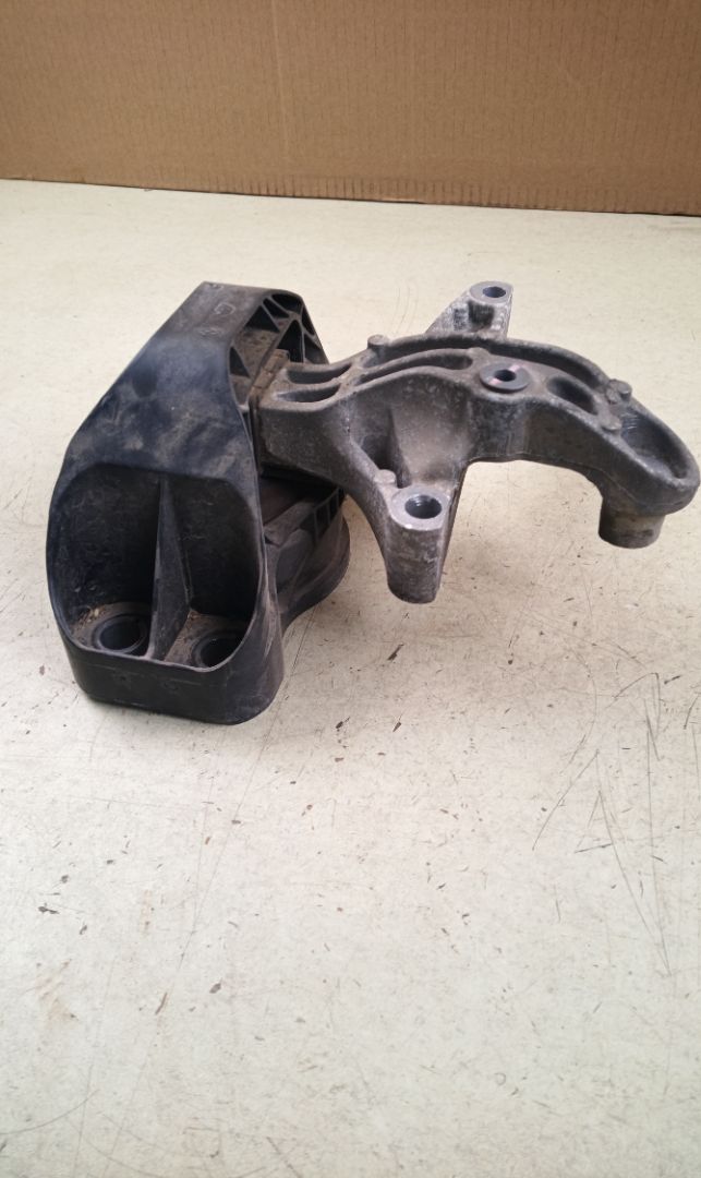 SOPORTE MOTOR DERECHO Renault Megane IV Berlina 5P