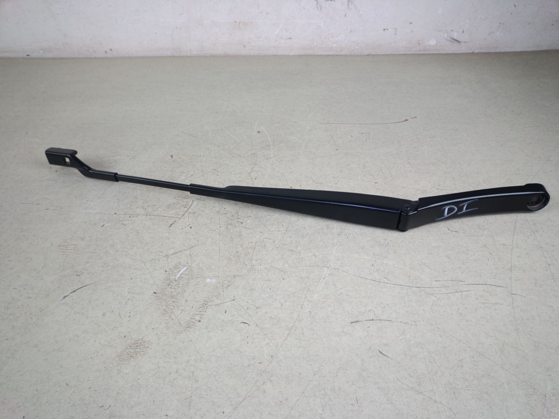 BRAZO LIMPIA DELANTERO IZQUIERDO Volkswagen Tiguan (AD1)