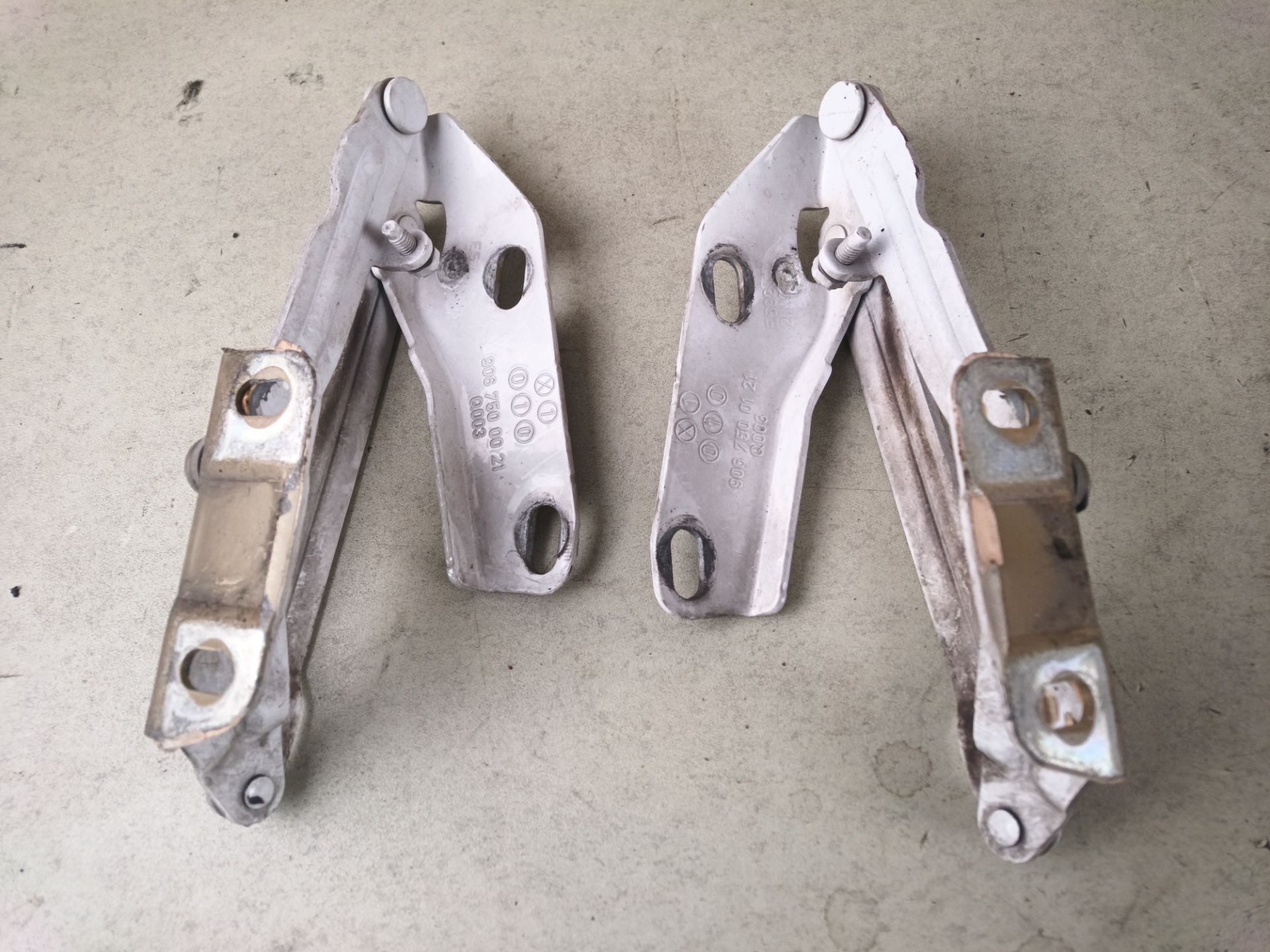 BISAGRA CAPO DERECHA Mercedes-Benz
