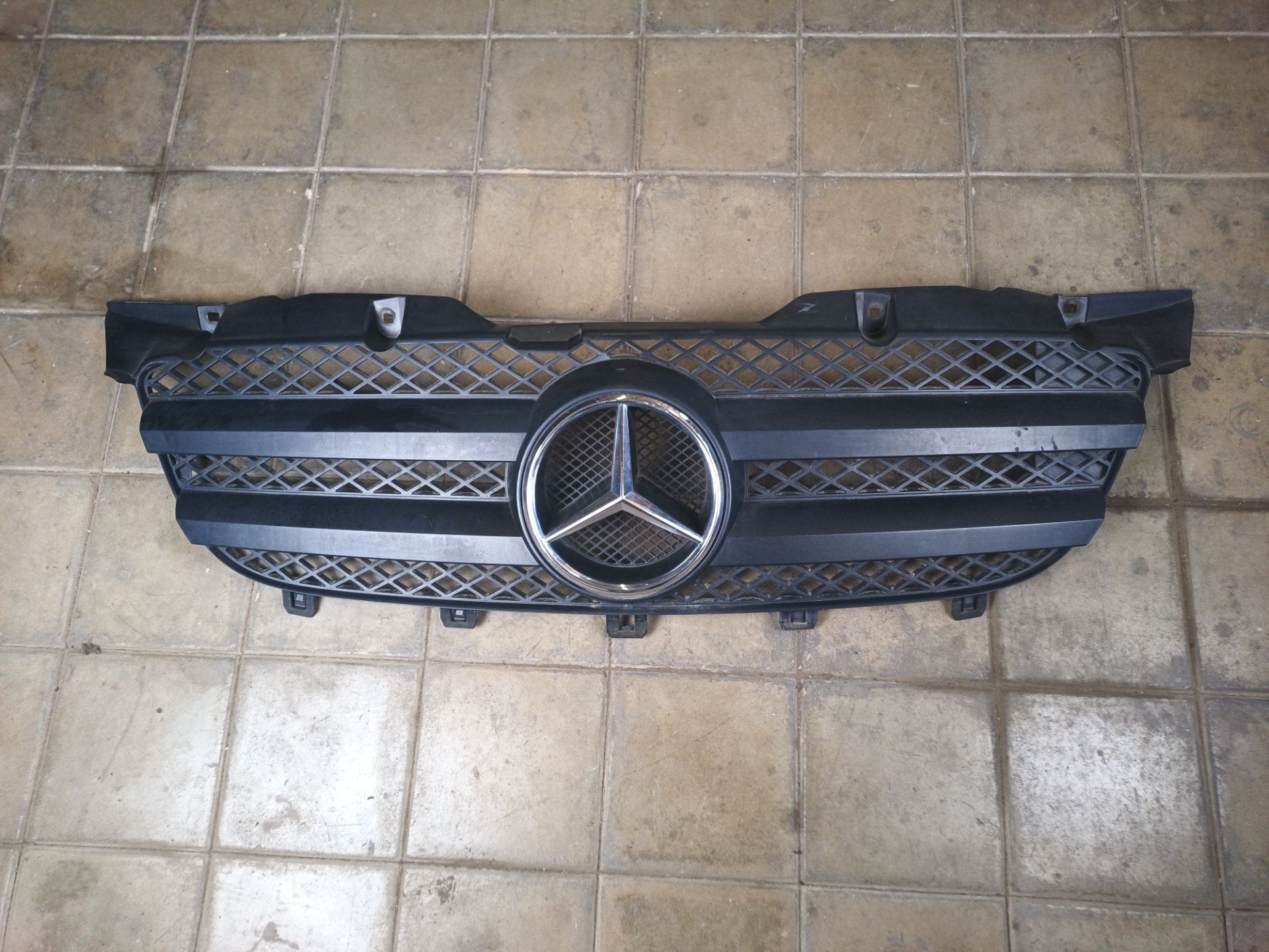 REJILLA DELANTERA Mercedes-Benz
