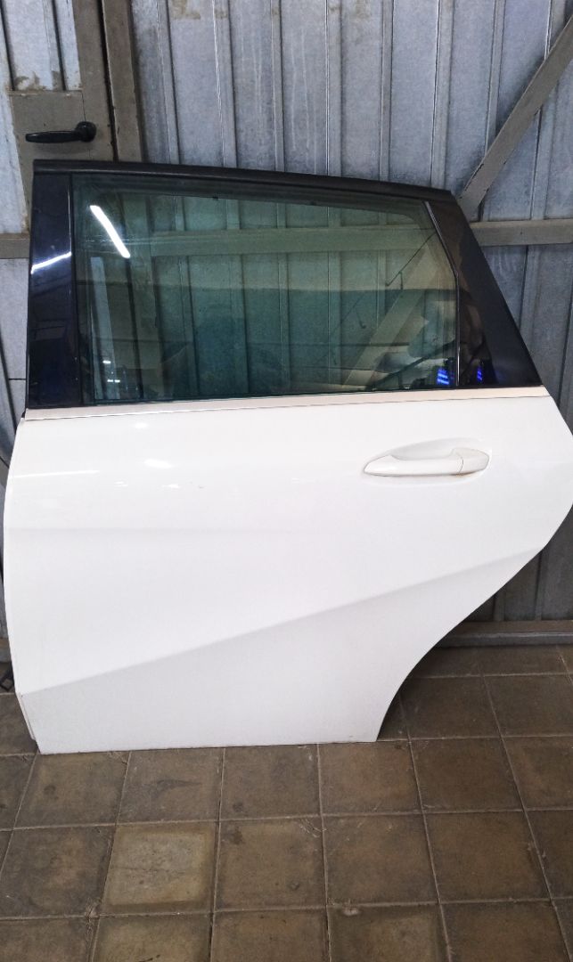 PUERTA TRASERA IZQUIERDA Mercedes-Benz B (BM 246)