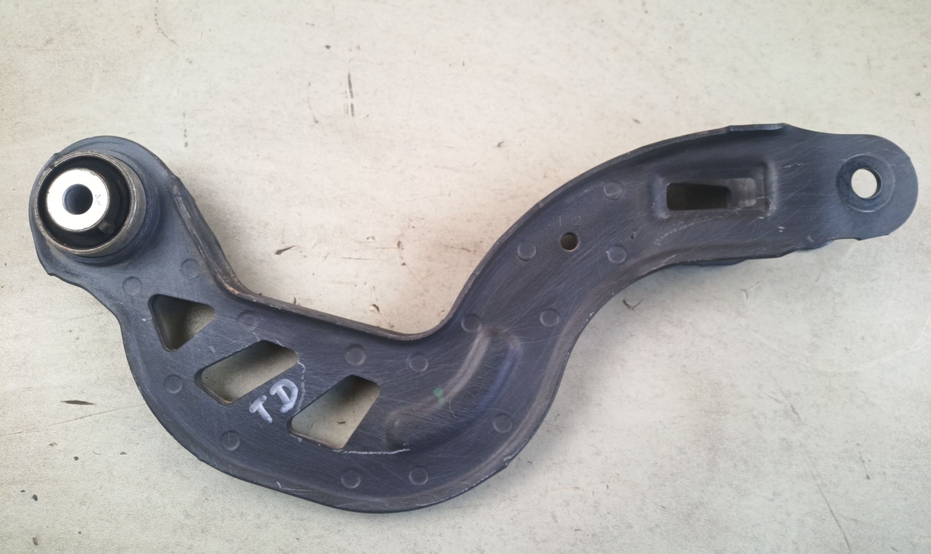 BRAZO SUSPENSION SUPERIOR TRASERO DERECHO