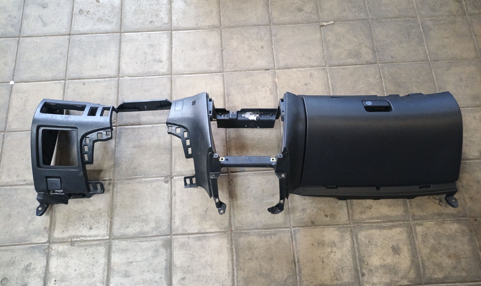 EMBELLECEDOR SALPICADERO Toyota Avensis Berlina (T25)