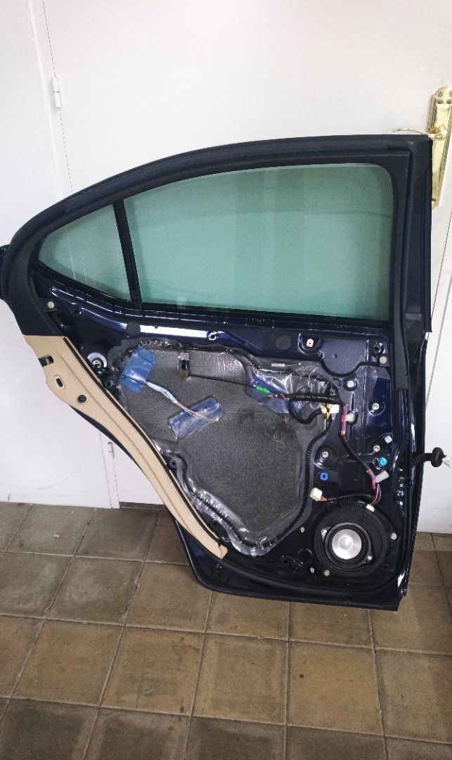 PUERTA TRASERA IZQUIERDA Lexus IS (DS2/IS2)