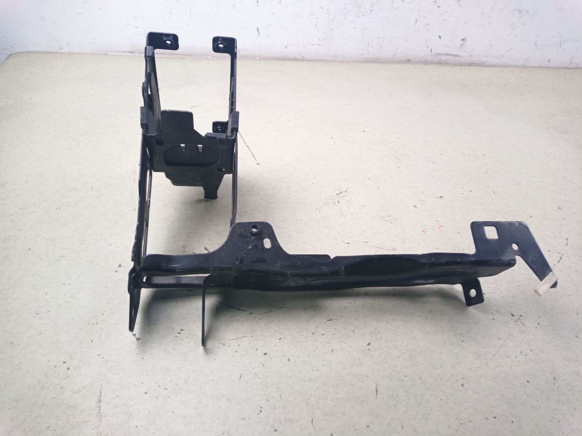 SOPORTE FARO IZQUIERDO BMW 1 Berlina 3p (F21)