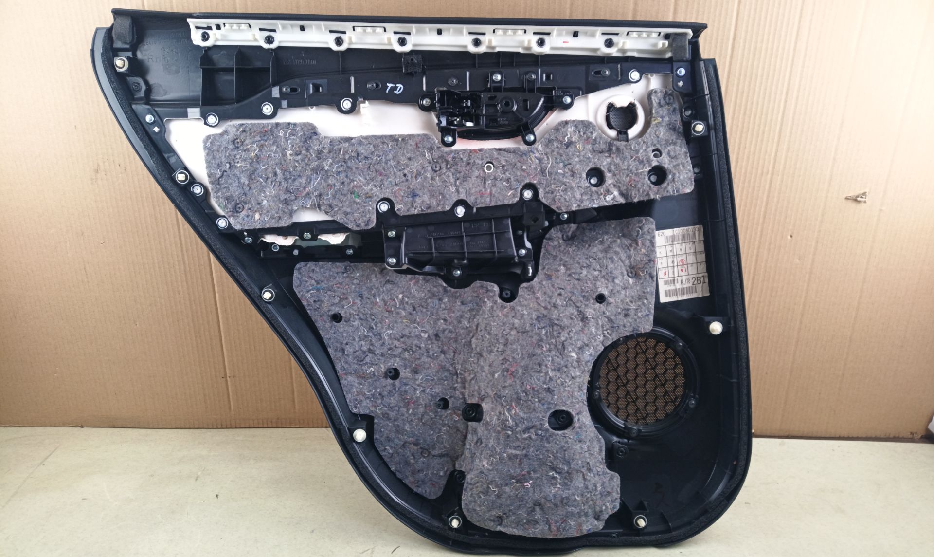 GUARNECIDO PUERTA TRASERA DERECHA Lexus NX (AZ10)