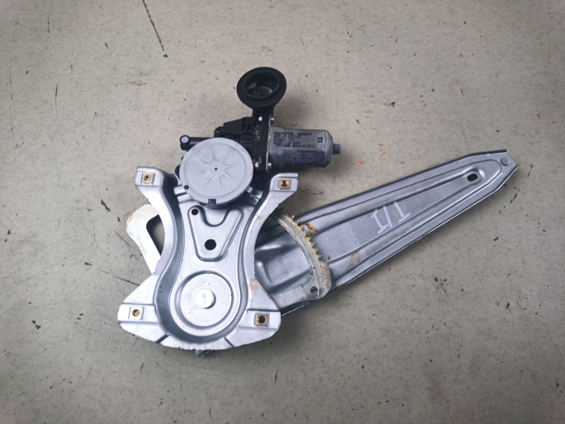 MOTOR ELEVALUNAS TRASERO IZQUIERDO Toyota Yaris (XP13)