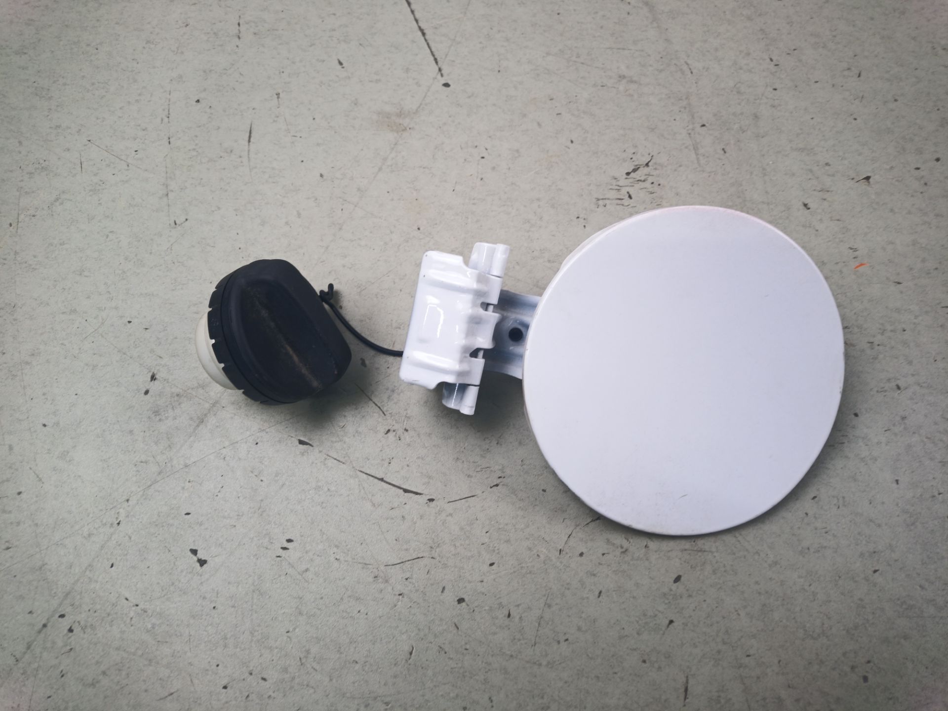 TAPA EXTERIOR COMBUSTIBLE Toyota Yaris (XP13)