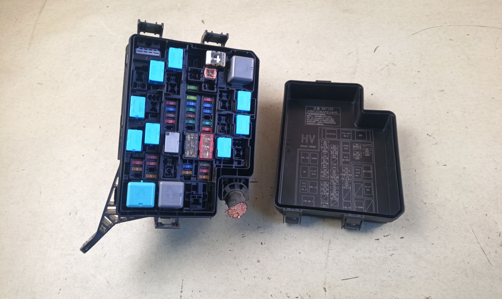CAJA RELES / FUSIBLES Lexus NX (AZ10)