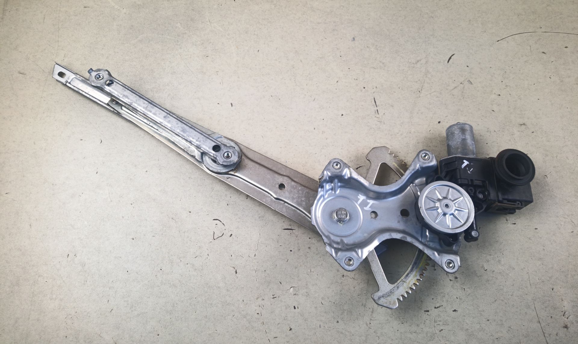 MOTOR ELEVALUNAS TRASERO IZQUIERDO Lexus NX (AZ10)