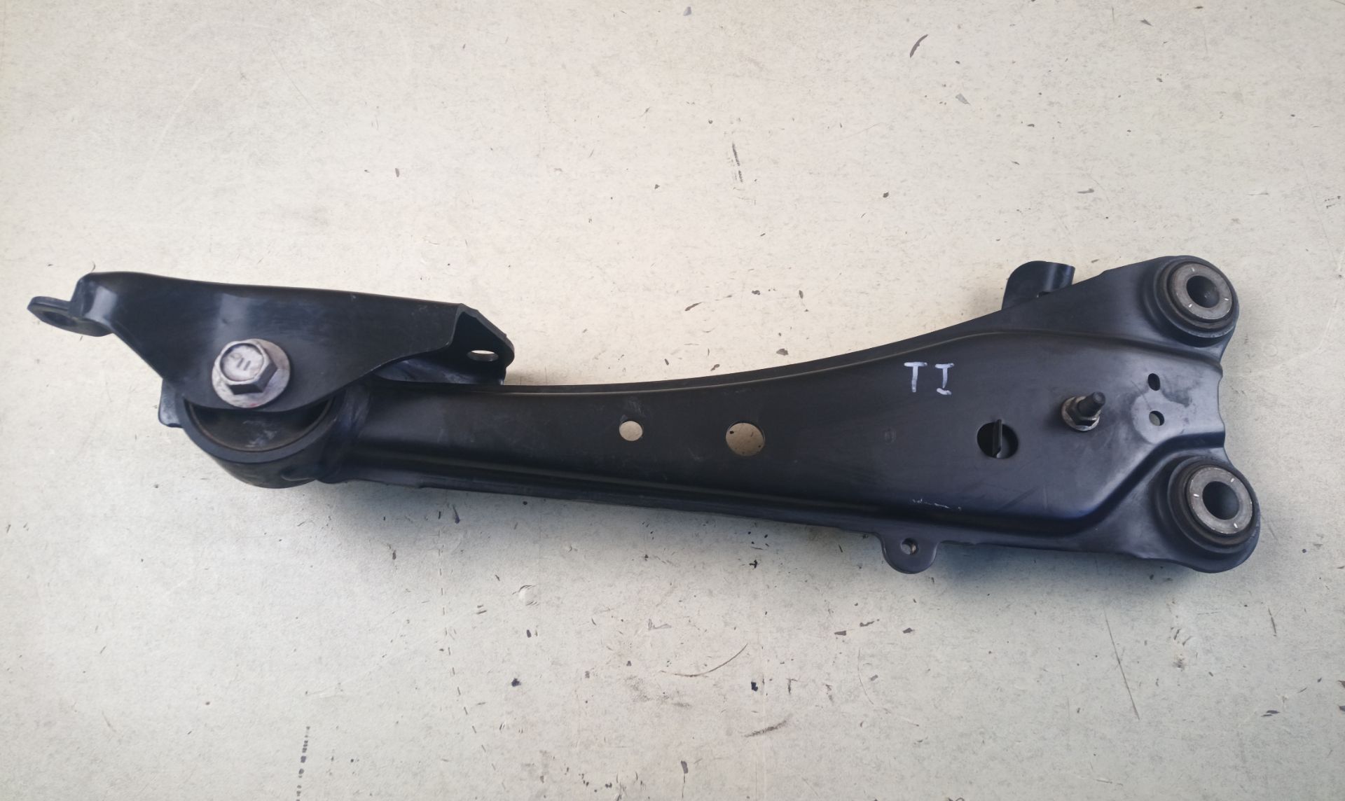 BRAZO SUSPENSION INFERIOR TRASERO IZQUIERDO Lexus NX (AZ10)