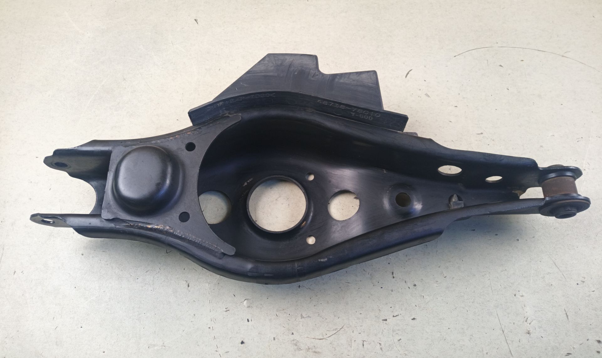 BRAZO SUSPENSION INFERIOR TRASERO IZQUIERDO Lexus NX (AZ10)