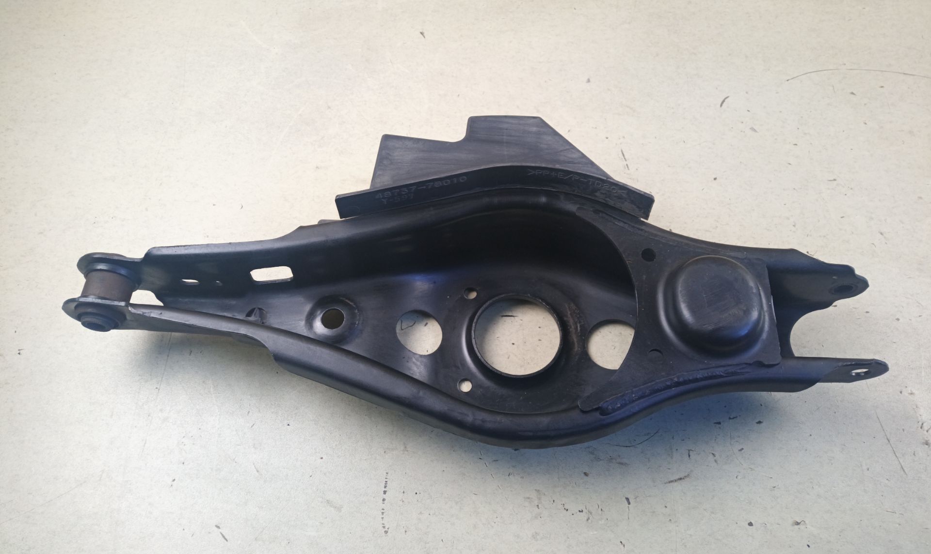 BRAZO SUSPENSION INFERIOR TRASERO DERECHO Lexus NX (AZ10)
