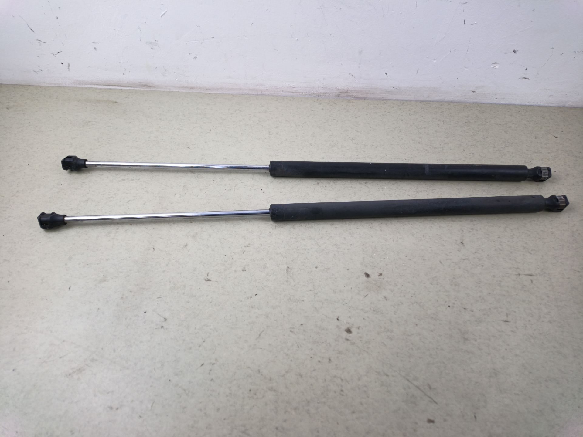 CILINDRO HIDRAULICO MALETERO Citroen Saxo