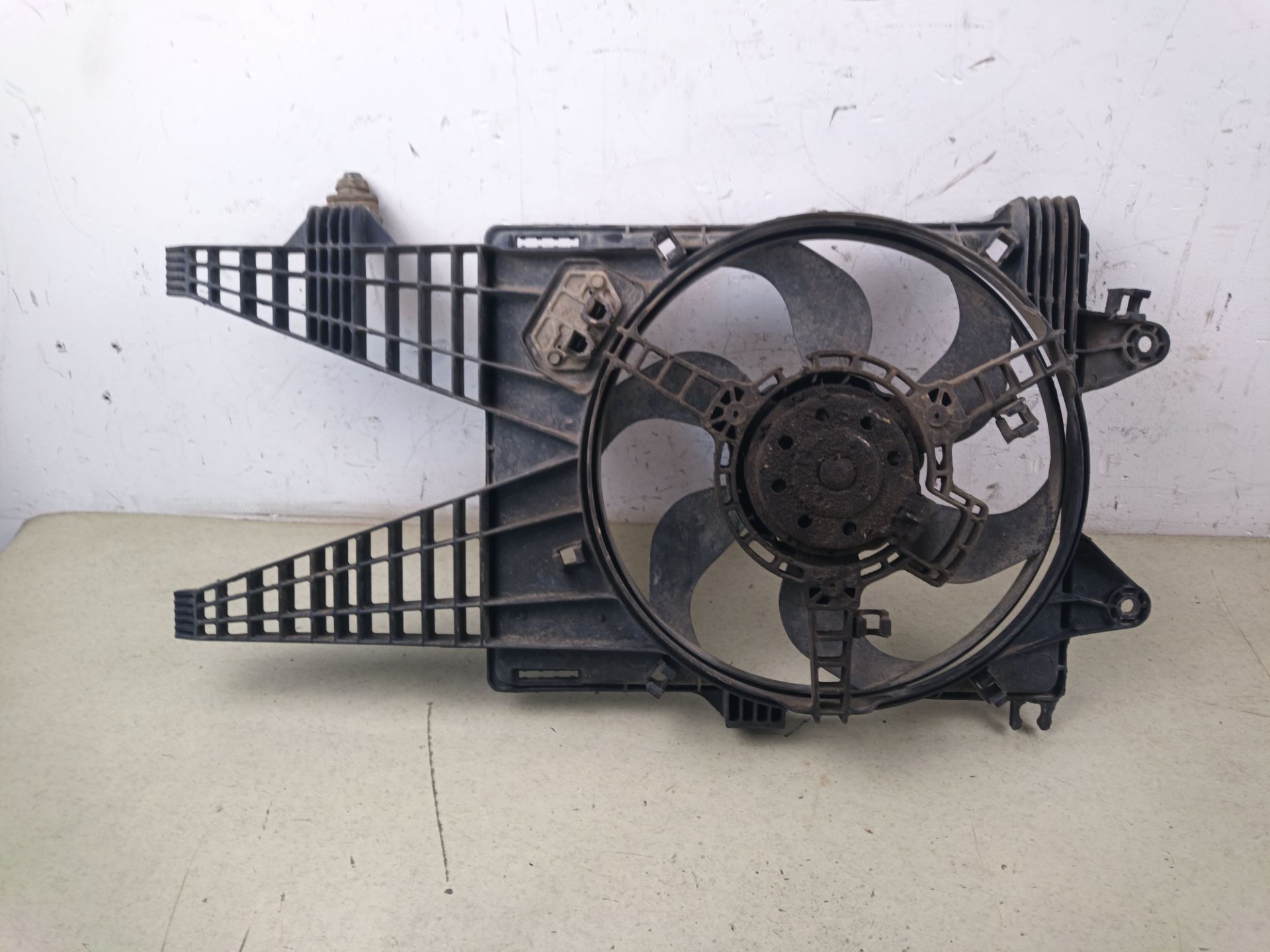 ELECTROVENTILADOR Fiat Idea (135)