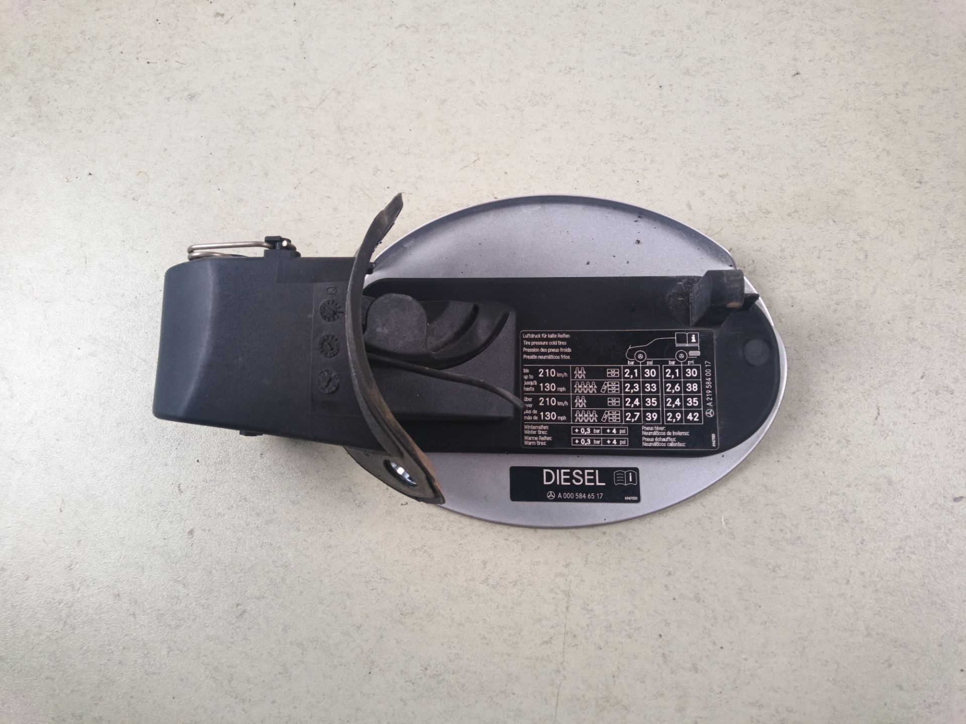 TAPA EXTERIOR COMBUSTIBLE Mercedes-Benz CLS (BM 219)