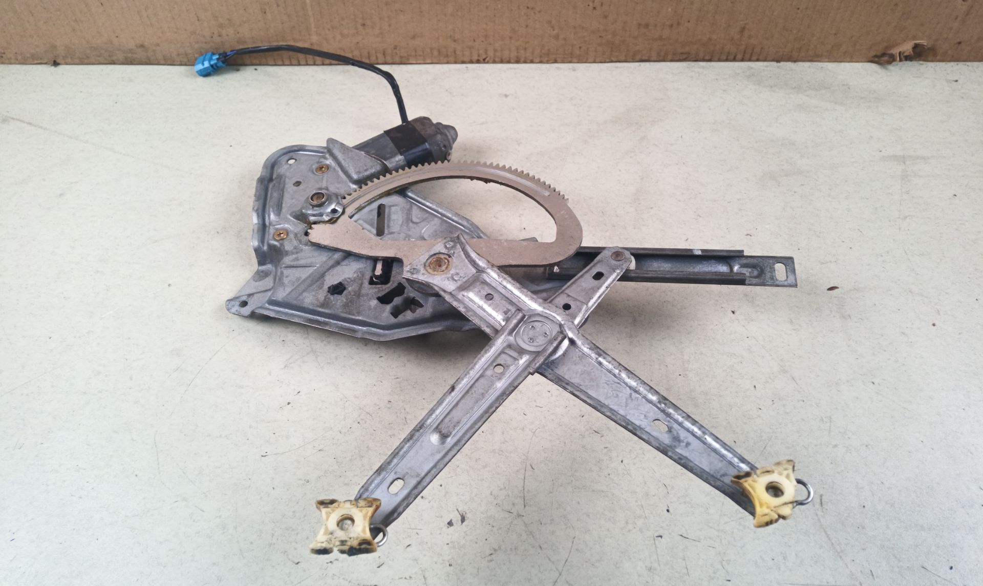 MOTOR ELEVALUNAS TRASERO DERECHO BMW 5 Berlina (E34)