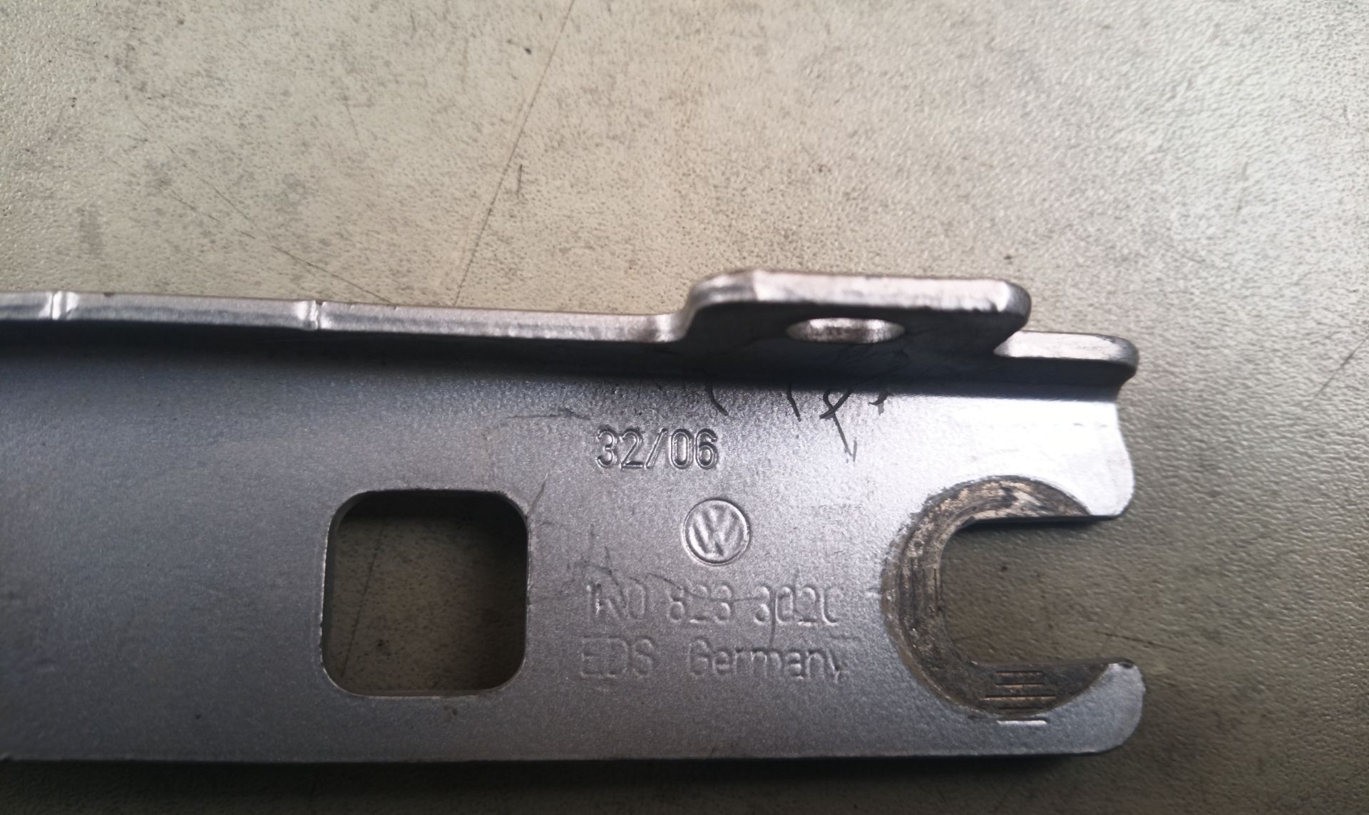 BISAGRA CAPO DERECHA Volkswagen Golf V (1K1)