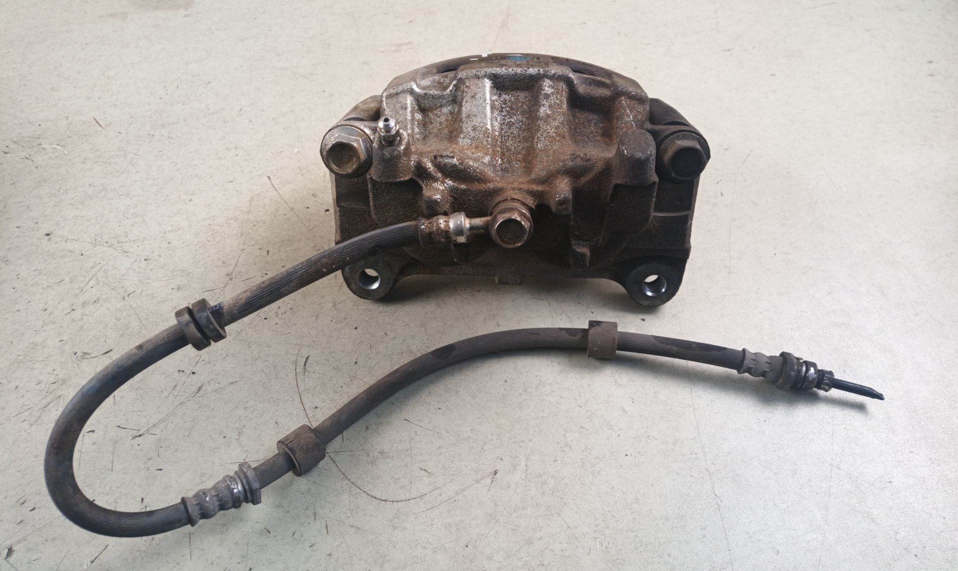 PINZA DE FRENO DELANTERA IZQUIERDA Mitsubishi Outlander (GF0/GG0)