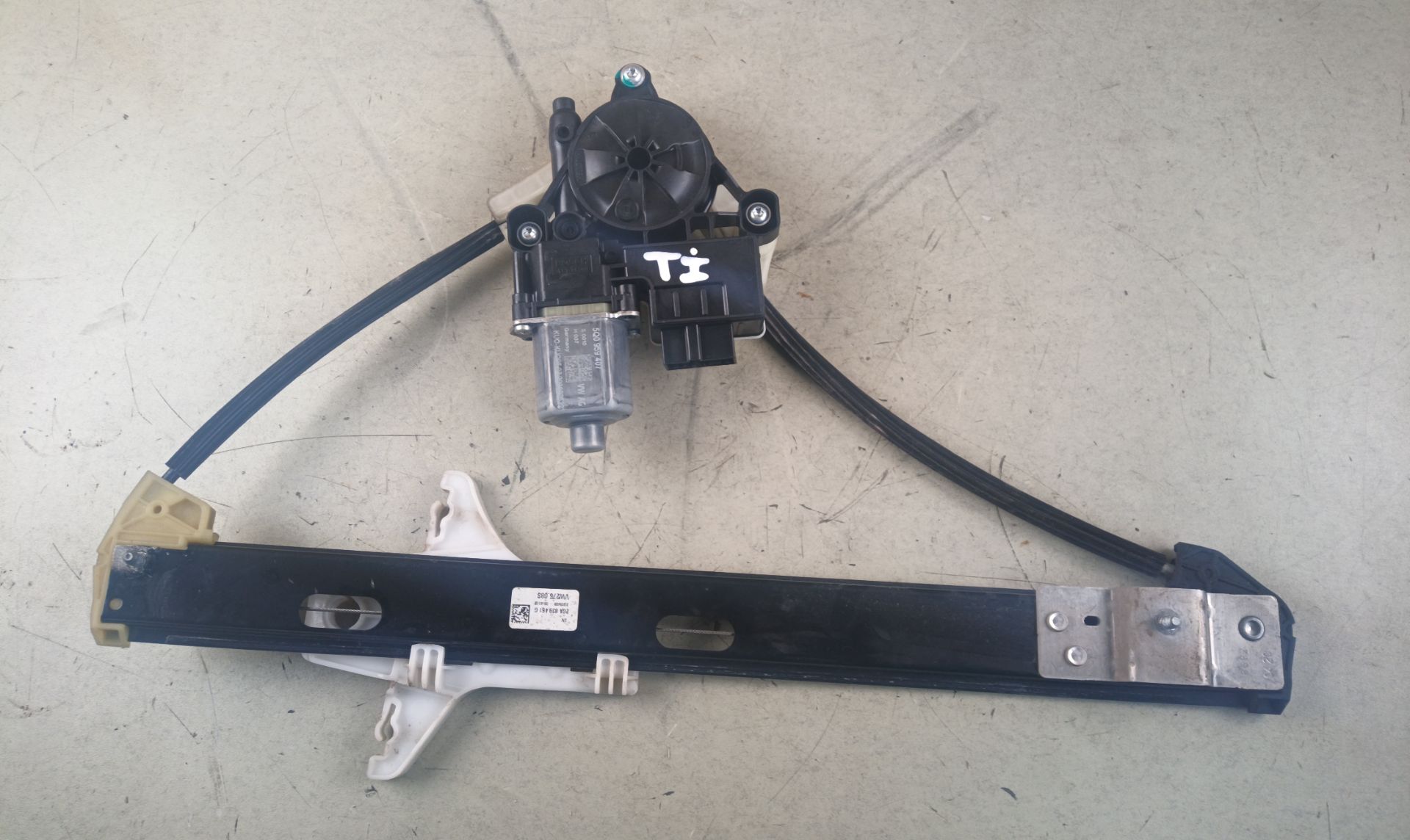 MOTOR ELEVALUNAS TRASERO IZQUIERDO Volkswagen T-Roc (A11)