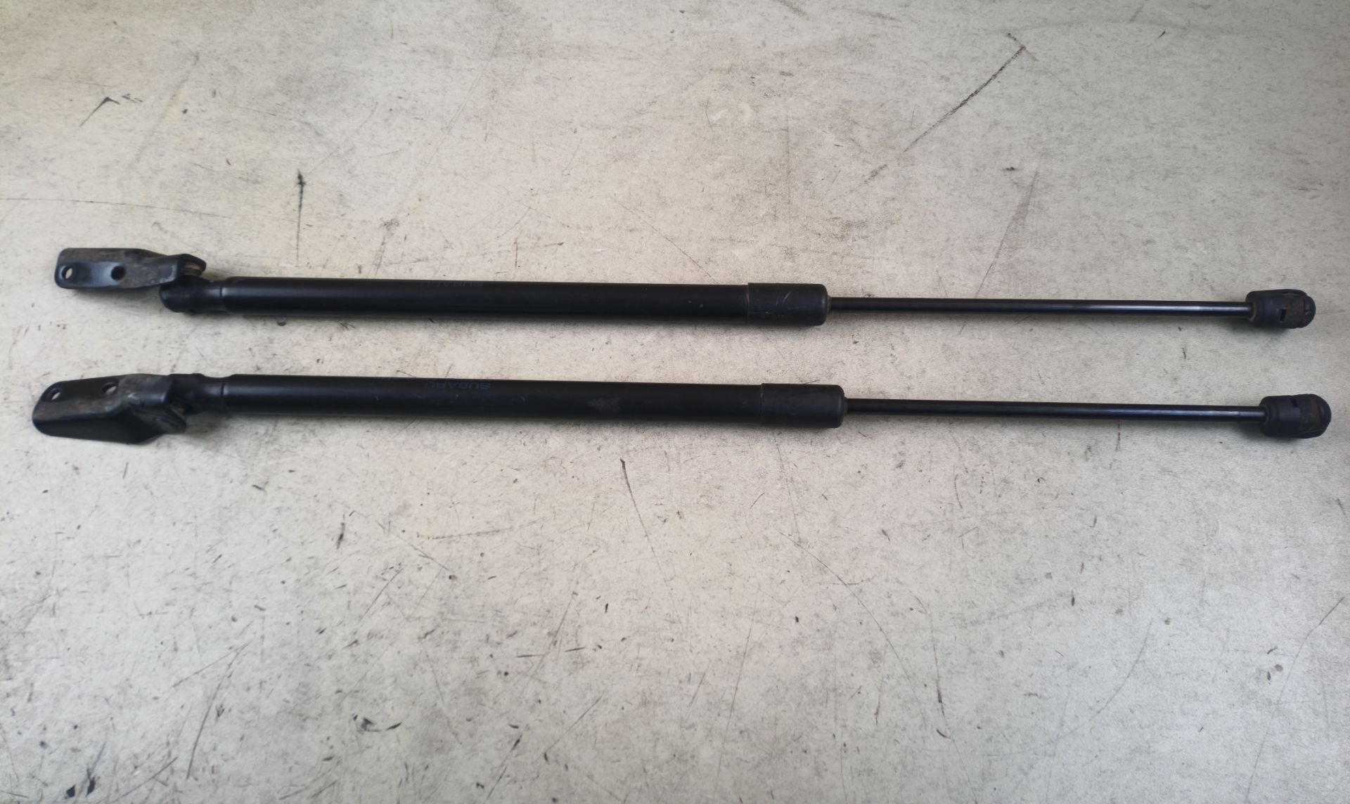 AMORTIGUADORES MALETERO / PORTON Subaru Outback (B15)