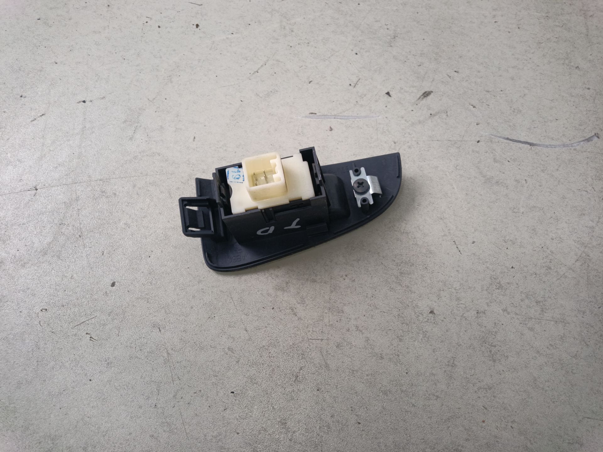 MANDO ELEVALUNAS TRASERO DERECHO Toyota Avensis Berlina (T25)
