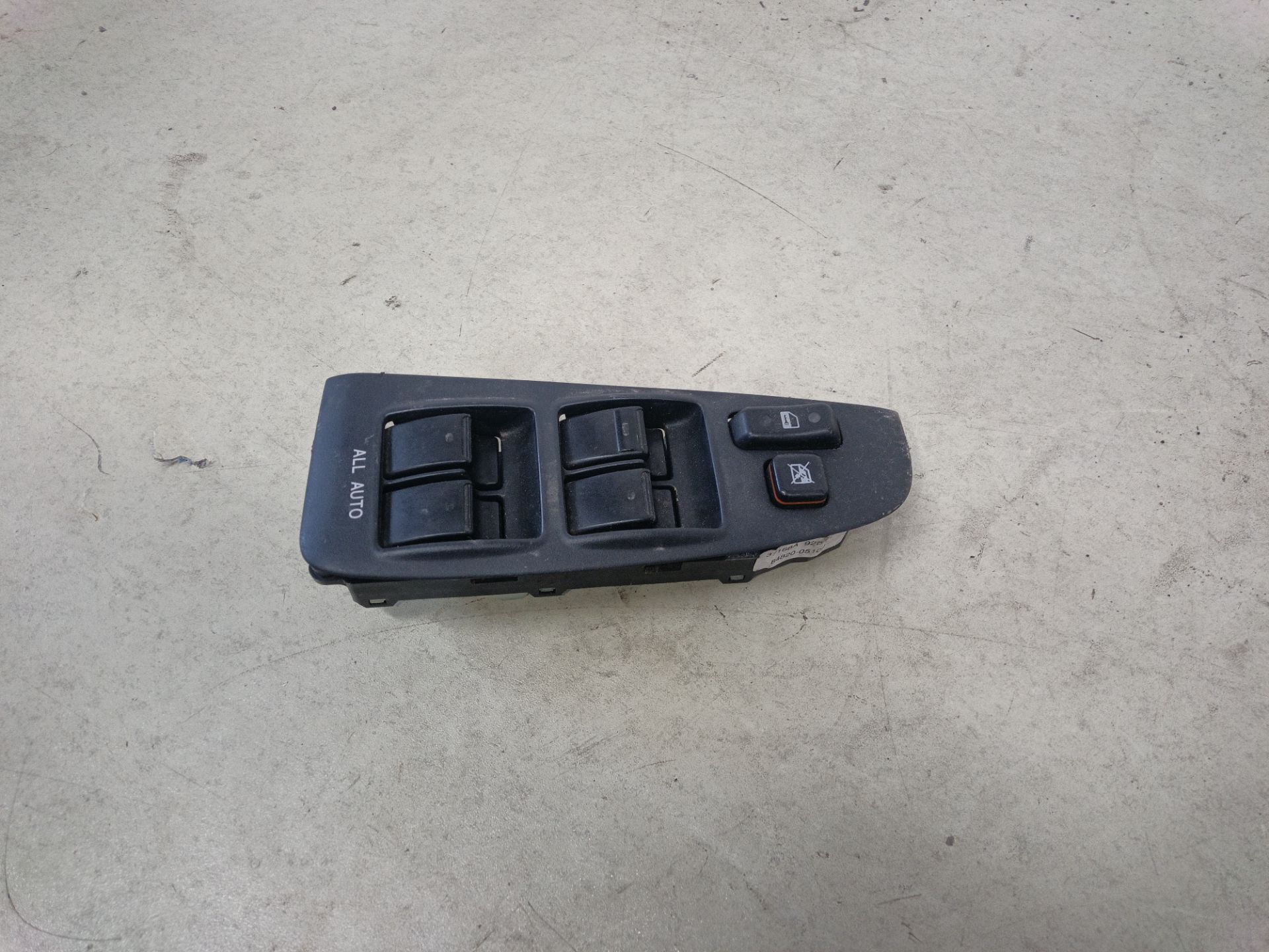 MANDO ELEVALUNAS DELANTERO IZQUIERDO Toyota Avensis Berlina (T25)