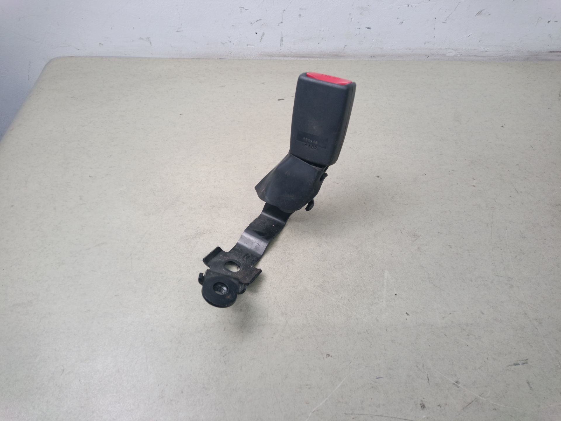 ENGANCHE CINTURON TRASERO DERECHO Toyota Avensis Berlina (T25)