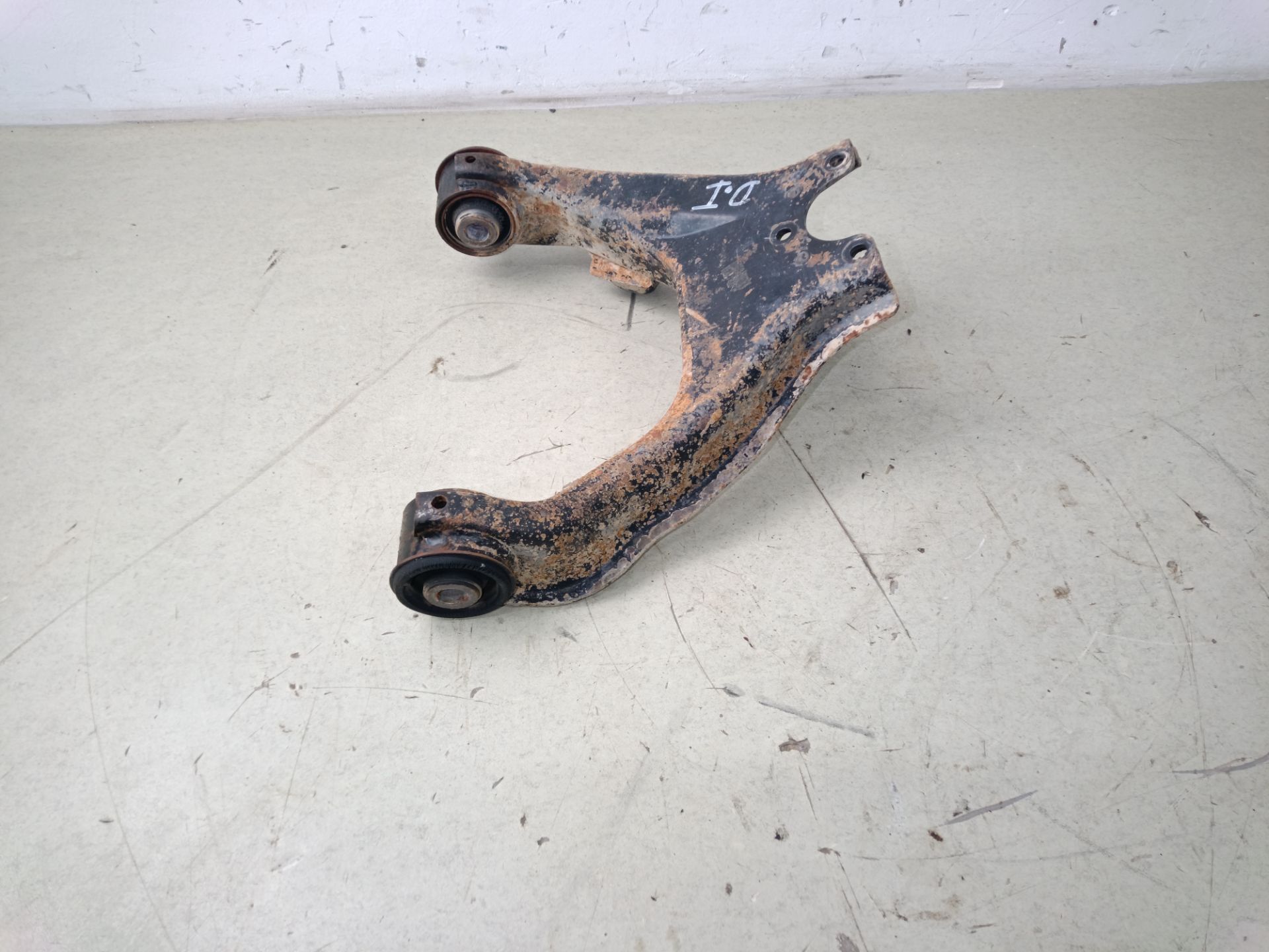 BRAZO SUSPENSION SUPERIOR DELANTERO IZQUIERDO Mitsubishi L200 (KA0/KB0)