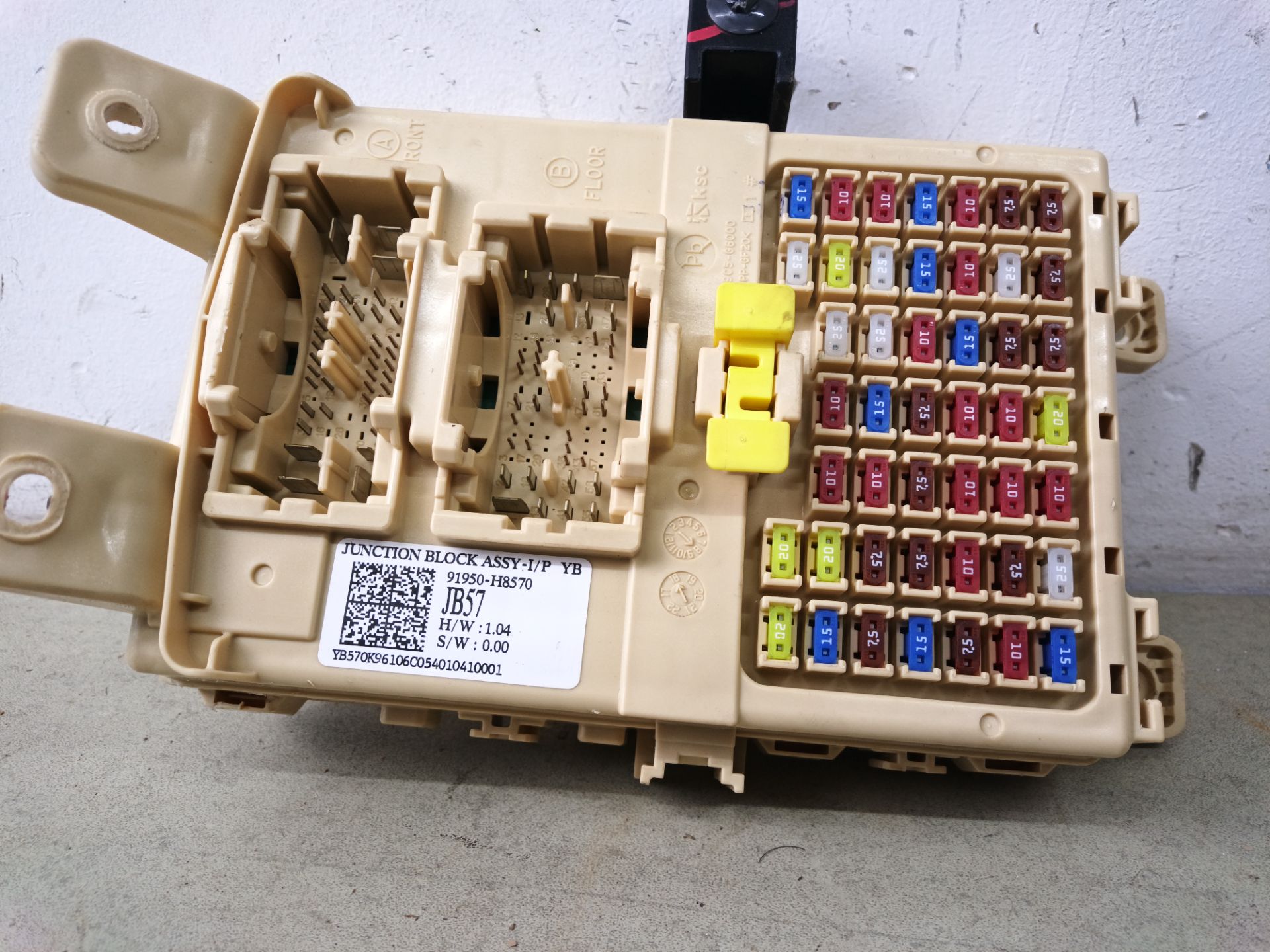 CAJA RELES / FUSIBLES Kia Stonic (YBCUV)