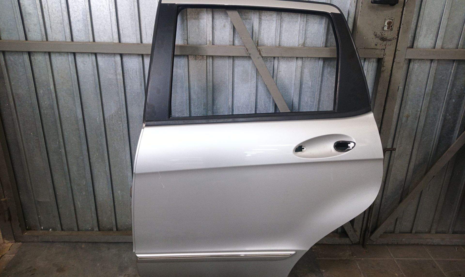 PUERTA TRASERA IZQUIERDA Mercedes-Benz A (BM 169)