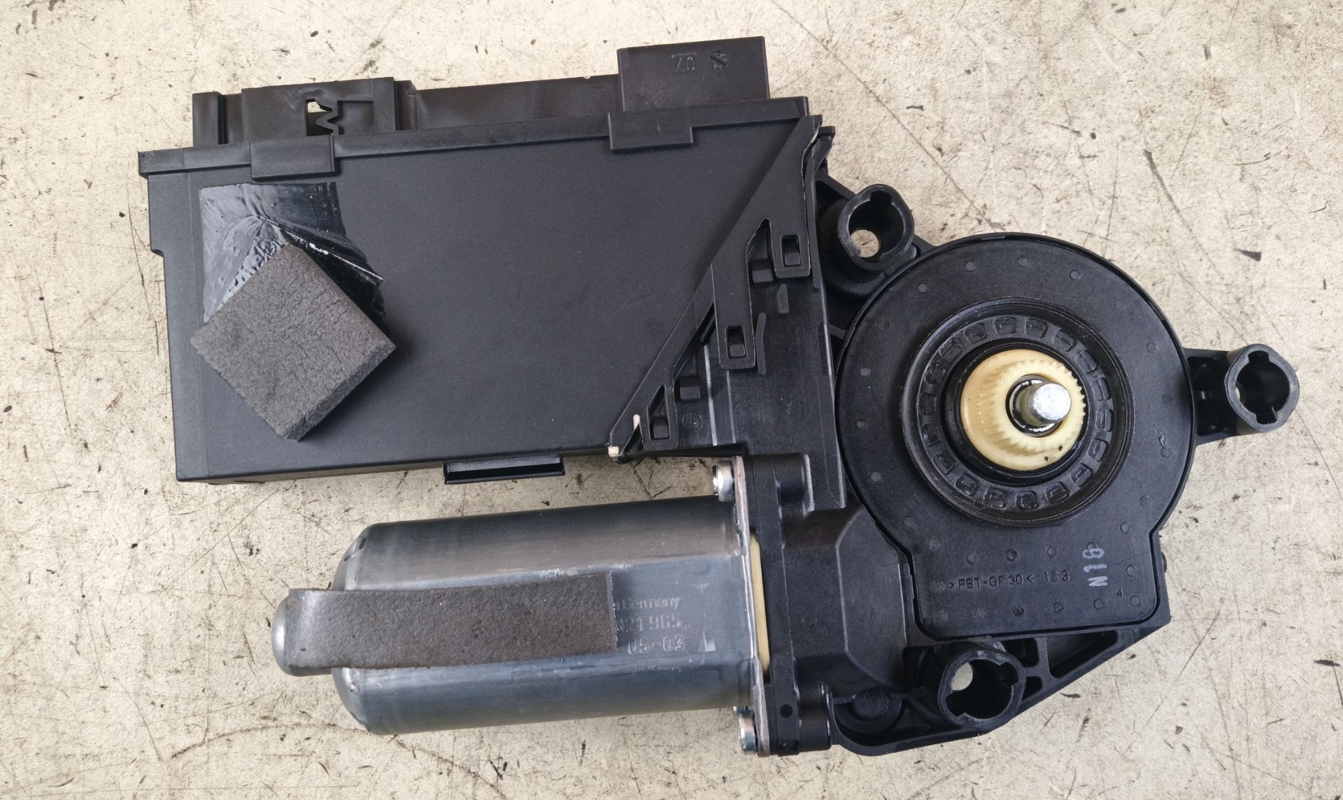 MOTOR ELEVALUNAS DELANTERO DERECHO Volkswagen Phaeton (3D2/3D8)