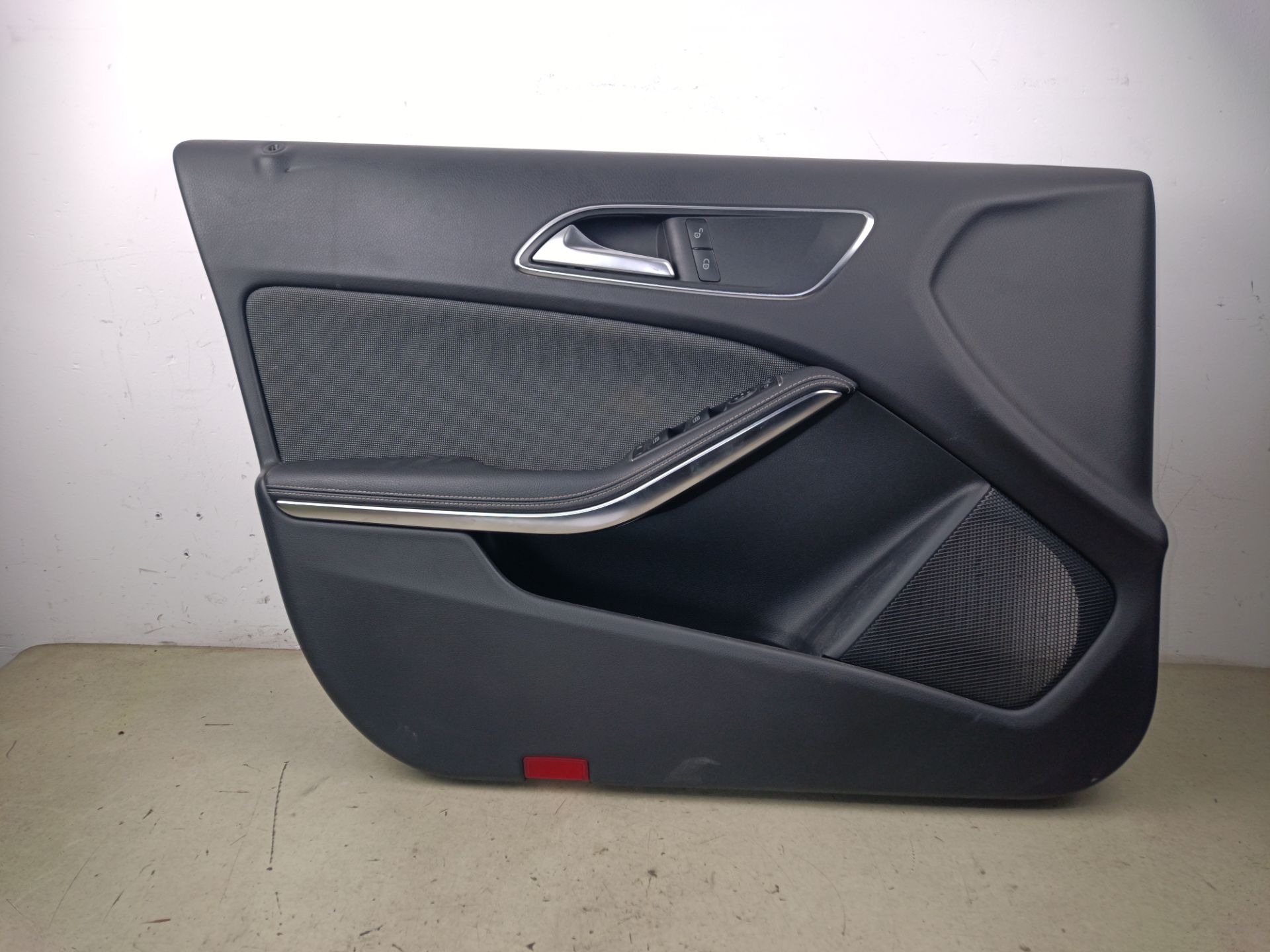GUARNECIDO PUERTA DELANTERA IZQUIERDA Mercedes-Benz A (BM 176)