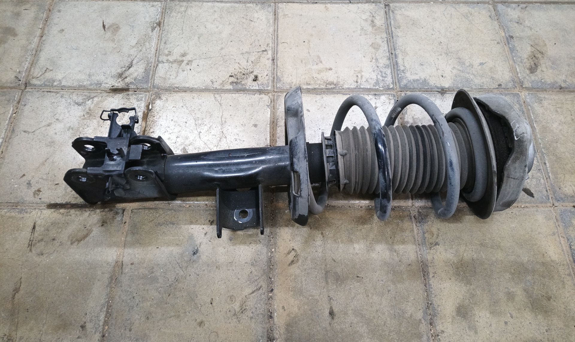 AMORTIGUADOR DELANTERO DERECHO Mercedes-Benz A (BM 176)