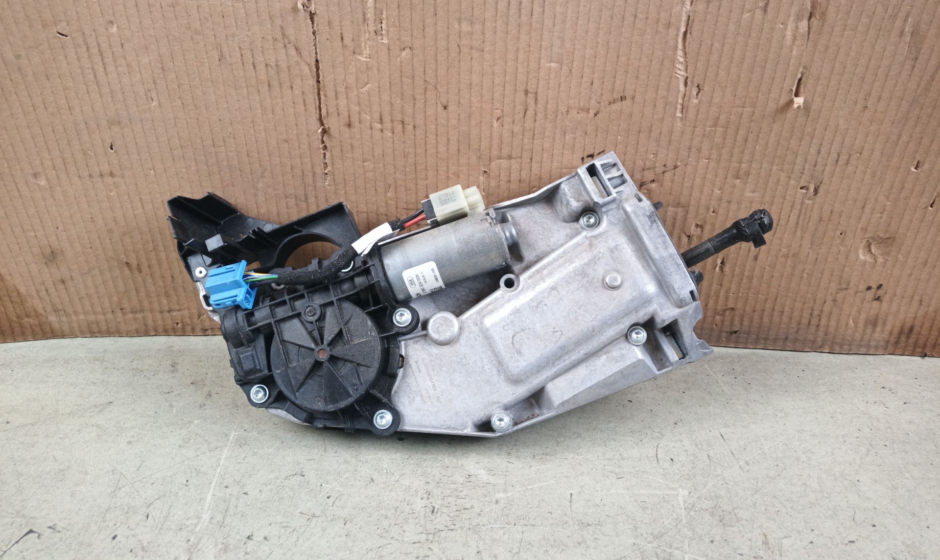 SERVOMOTOR Mercedes-Benz E Familiar (BM 214)