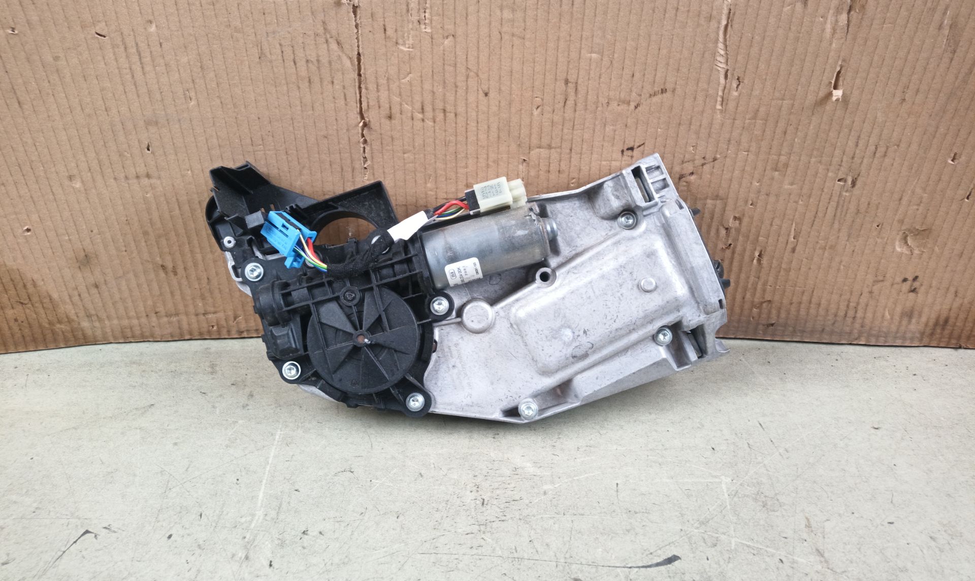 SERVOMOTOR Mercedes-Benz E Familiar (BM 214)