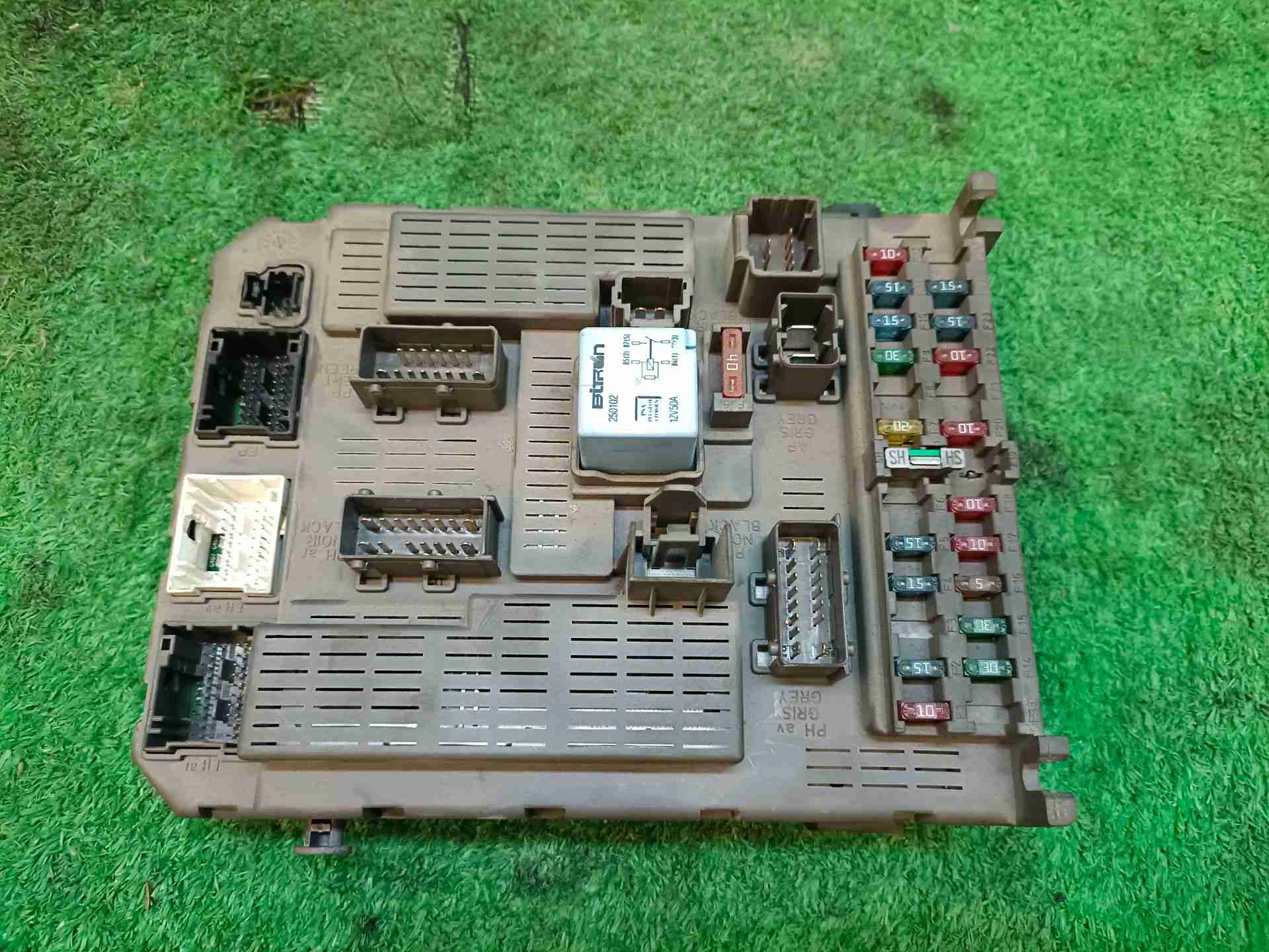 CAJA RELES / FUSIBLES